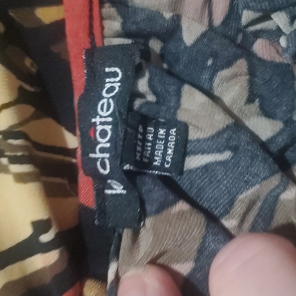 Le Chateau Multi Color Cold Shoulder Top Size XS - Picture 2 of 2